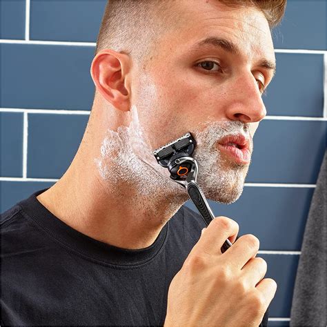 · The lubricating strip present above the blades . . Gillette labs vs proglide